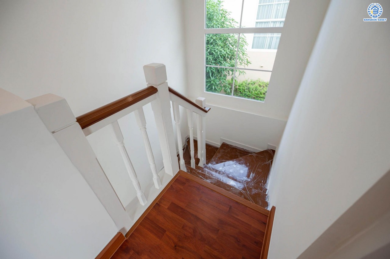 บ้านมือสองตกแต่งใหม่ คุณภาพระดับ L&H โครงการ ชลลดา วัดลาดปลาดุก บนเนื้อที่ 53.2 ตร.ว. ฟังก์ชัน 3 ห้องนอน 2 ห้องน้ำ 1 ที่จอดรถ บนทำเลศักยภาพ เชื่อมต่อหลายเส้นทาง ใกล้รถไฟฟ้าสายสีม่วง "สถานีคลองบางไผ่" และเซ็นทรัล เวสต์เกต